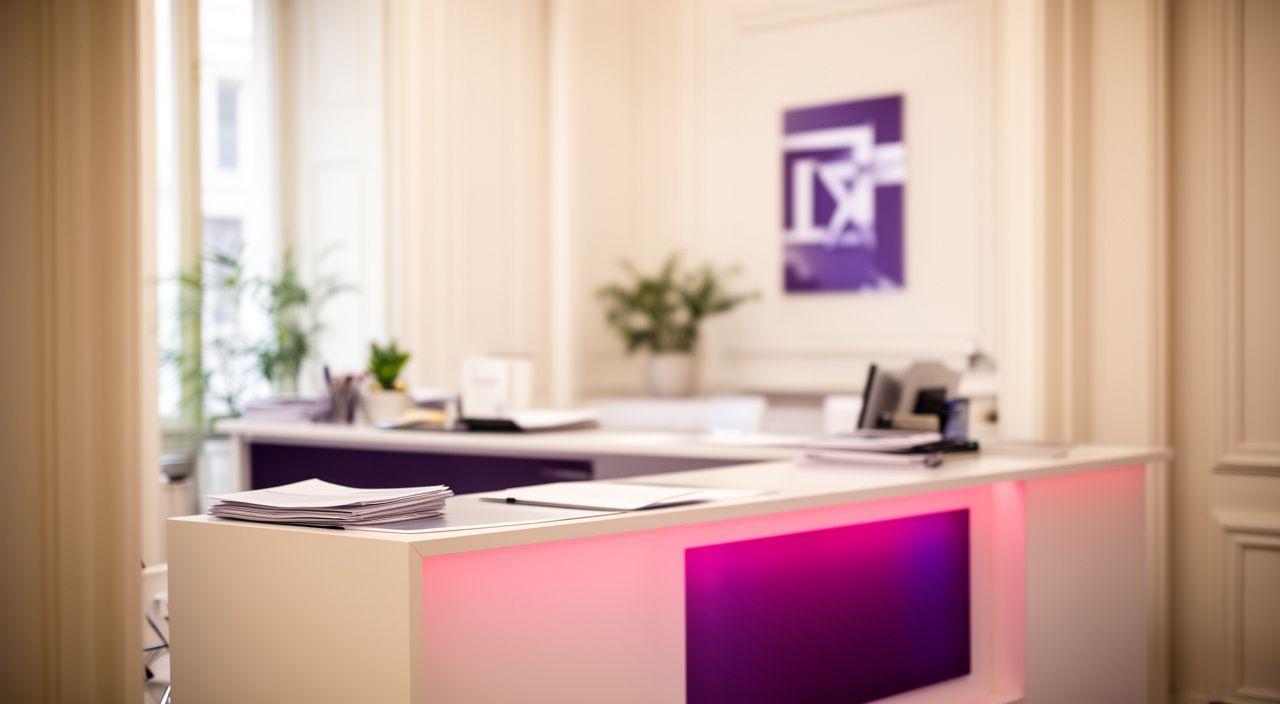 Reception luminosa di uno studio legale a Roma con scrivania ordinata, documenti e atmosfera professionale